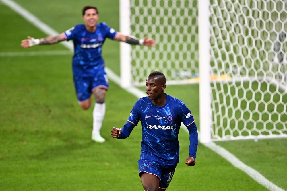 巴黎圣日耳曼内马尔帽子戏法